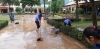 Chi đoàn Viện kiểm sát – Tòa án huyện Tuyên Hóa tham gia dọn dẹp vệ sinh, khắc phục hậu quả sau lũ lụt.