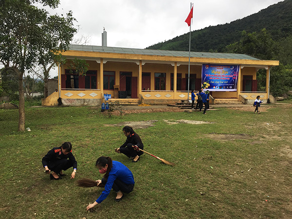 Chi đoàn Viện kiểm sát nhân dân (VKSND) thị xã Ba Đồn tham gia Chương trình “Tình nguyện mùa đông và Xuân tình nguyện năm 2018” tại thôn Tân Sơn, xã Quảng Sơn