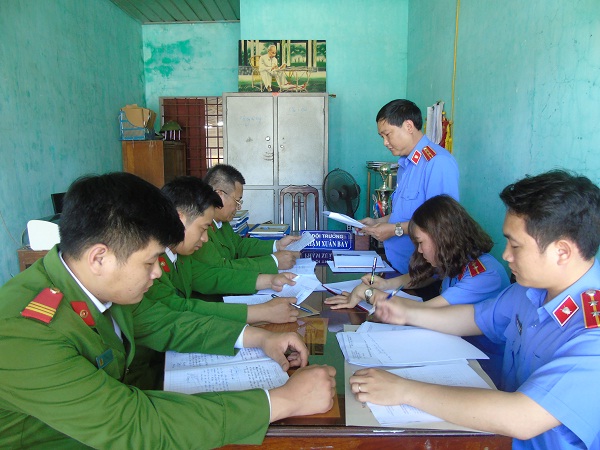 Kiểm sát trực tiếp việc tạm giữ, tạm giam và thi hành án phạt tù tại Nhà tạm giữ Công an thị xã Ba Đồn.